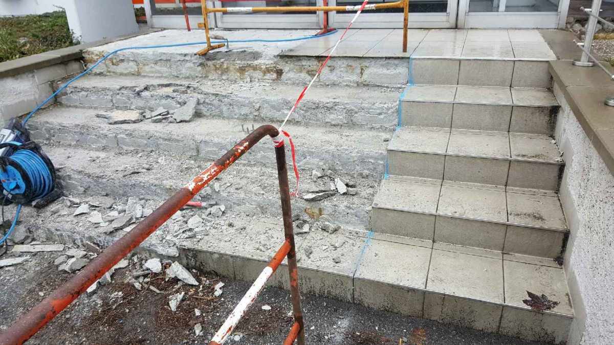 CRÉATION D&#8217;UN ESCALIER EN BLOC MARCHE GRANIT. Pfastatt